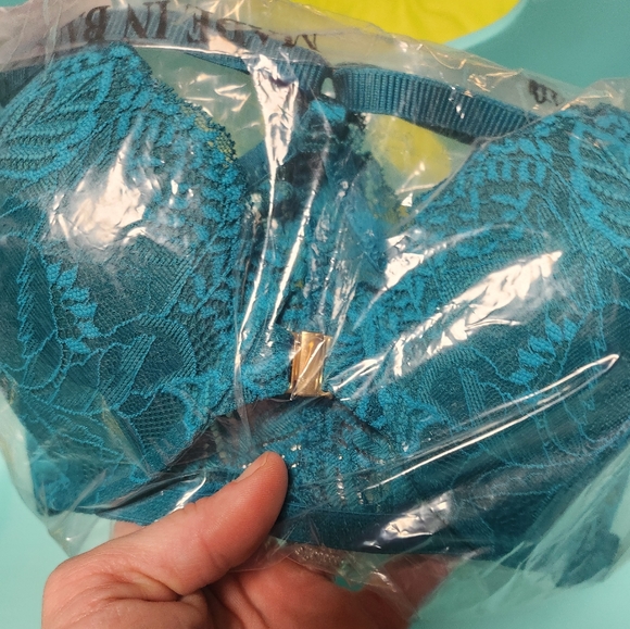 Front-close Bra sz 34B - Picture 3 of 4